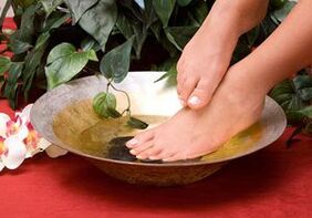Bath with household soap against foot fungus
